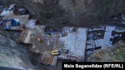 უკვე თვეებია, ლეღვთახევში, ჩანჩქერისკენ მიმავალი საფეხმავლო გზა ჩაკეტილია.