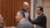 Liderii Coaliției trebuie să ajungă la un acord în Parlament pentru conducerea TVR, a Radioului Public și a agenției Agerpres. Kelemen Hunor, președintele UDMR, discută în Parlament cu Ludovic Orban, președintele PNL, 2021. 