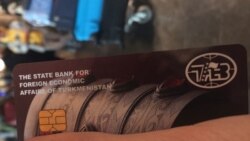 Türkmen banklarynyň VISA kart çäklendirmeleri ilaty täze usullary oýlap tapmaga mejbur edýär