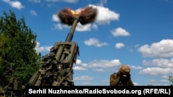 Ukrajinski vojnik gađa ruske položaje koristeći američku haubicu M777 u blizini linije fronta u regionu Donjecka. (arhivska fotografija)