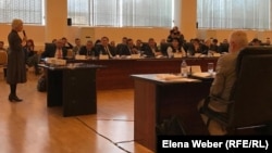 Жительница Темиртау Елена Варганова (слева) говорит на заседании о загрязненном воздухе в городе и о необходимости направлять деньги на решение экологических проблем. Темиртау, 31 октября 2019 года.