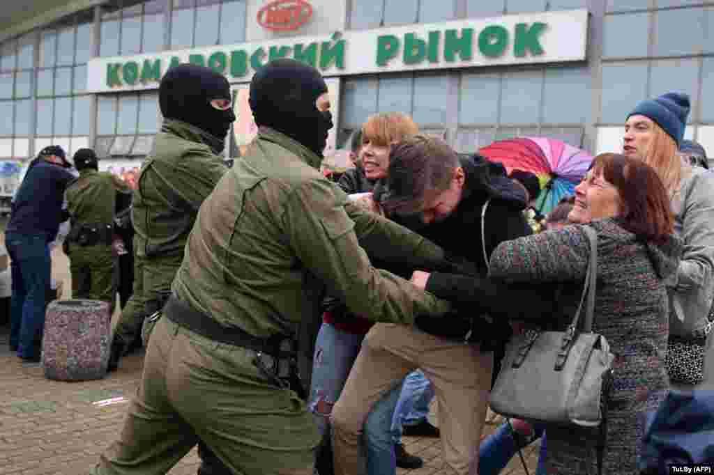 Силовики в масках 8 вересня розігнали акції в Мінську, які відбулися на підтримку Марії Колесникової після того, як представниця опозиції була затримана владою, яка намагалася видворити її з Білорусі до України 