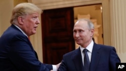 Američki predsednik Donald Tramp razgovara s ruskim predsednikom Vladimirom Putinom posle samita u Finskoj, 16. jul 2018.