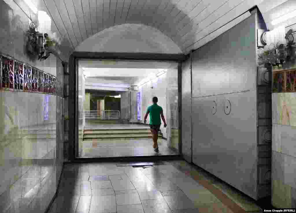Fotografija iz 2018. prikazuje blindirana vrata unutar metroa iz sovjetske ere u Taškentu, Uzbekistan. Mreža nuklearnih skloništa u Pragu unutar podzemne željeznice jedna je od rijetkih takvih u svijetu. Neki dijelovi metroa u Moskvi, Kijevu i Taškentu (na slici) takođe su opremljeni da zaštite ljude od oružja za masovno uništenje.