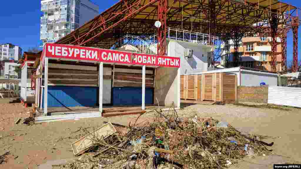 Кримський еколог Маргарита Литвиненко зазначила, що в Севастополі, зокрема, під «покращенням» пляжів до курортного сезону малося на увазі значно більша кількість різних торгових павільйонів. Це, у свою чергу, впливає на чистоту пляжів На фото: пляж у селі Орлівка під Севастополем, 10 березня