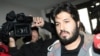 Tussag edilen azeri biznesmeni Reza Zarrab Stambuldaky polisiýa edarasyna getirilýär. 17-nji dekabr, 2013.