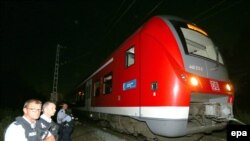 Policija pored voza u kome se dogodio napad, 18. jul 2016. 