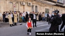 Izrael je potvrdio najmanje 800.000 slučajeva COVID-19 od početka pandemije i 5.861 smrtnih slučajeva, prema Ministarstvu zdravstva (AP).