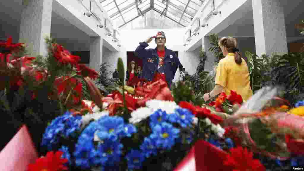 Srbija - Poštovaoci Josipa Broza Tita tradicionalno posjetili njegov grob na 25. maj, Dan mladosti, Beograd, 25. maj 2012.