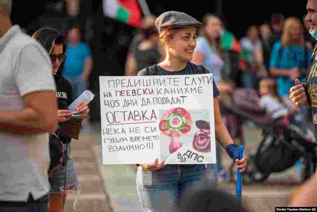 &bdquo;Ги каниме поранешните слуги на Пеевски да си дадат оставка 405 дена. Да не трошиме време заедно едни со други&ldquo;, се наведува на плакатот што го носеше жена која протестира во Пловдив. Референцата се однесува на протестите по номинирањето на Делјан Пеевски за шеф на САНС.