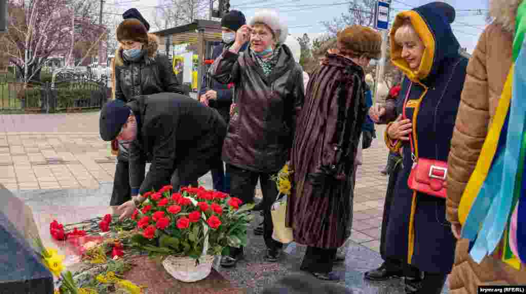 Кримчани хрестилися і молилися перед пам'ятником, Сімферополь