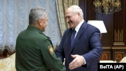 Beloruski lider Aleksandar Lukašenko (desno) i ruski ministar odbrane Sergej Šojgu (arhivska fotografija)