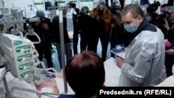Predsednik Srbije Aleksandar Vučić u poseti povređenima u požaru u noćnom klubu u Severnoj Makedoniji, 17. marta 2025.
