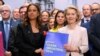 Președinta Comisiei Europene, Ursula von der Leyen (dr), a prezentat planul pentru un „Pact industrial curat” alături de reprezentanții industriilor grele din Europa. Lângă ea, președinta Consiliului Industriei Chimice Europene, Ilham Kadri. Antwerp, 26 februarie.