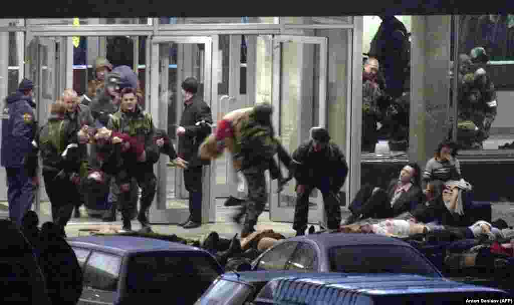 У жовтні 2002 року ісламістські бойовики вдерлися в театральний центр у Москві і взяли в заручники майже тисячу людей – глядачів, акторів, персонал. Вони вимагали виведення російських військ із Чечні. Через три дні спецпризначенці штурмували будівлю. Влада стверджує, що там були знищені всі нападники, але загинули також і близько 130 заручників – головно від дії отруйного газу, яким заповнили приміщення перед штурмом. Критики кажуть, що ця операція порятунку була здійснена вкрай невдало