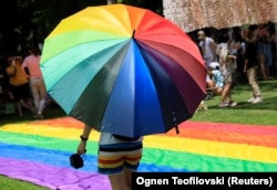 Kišobran u duginim bojama
