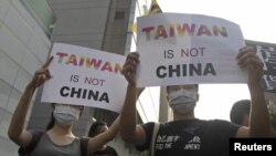 Tajvanski aktivisti drže transparent "Tajvan nije Kina", Taipei