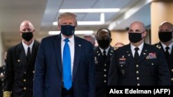 Američki predsjednik Donald Trump nosi masku 11. jula 2020. u posjeti Nacionalnom vojno-medicinskom centru Walter Reed u Bethesdi, Maryland