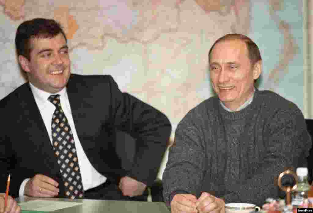 Medvedev je prešao u politiku tokom 1990-ih preko gradske vlade Sankt Peterburga, gdje je blisko sarađivao sa Putinom, kada je i snimljena ova fotografija od 26. marta, 2000. Putin je postavio Medvedeva na višu poziciju vlasti u Moskvi 1999. godine kada je postao premijer pod predsjednikom Borisom Jeljcinom, nakon toga je, naredne godine, imenovao Medvedeva da vodi njegovu prvu predsjedničku kampanju. 