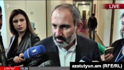 Նիկոլ Փաշինյանը զրուցում է լրագրողների հետ, Երևան, 30-ը ապրիլի, 2018թ․