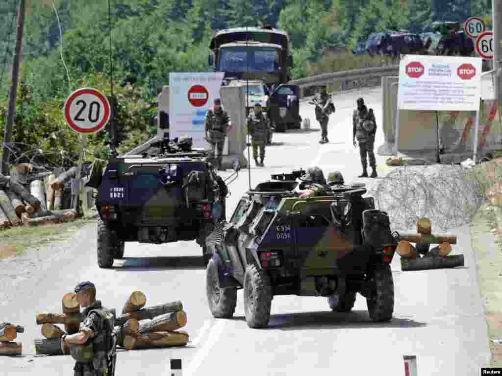 Francuski vojnici KFOR-a kontroliraju granični prijelaz Brnjak, 03.08.2011. Foto: Reuters