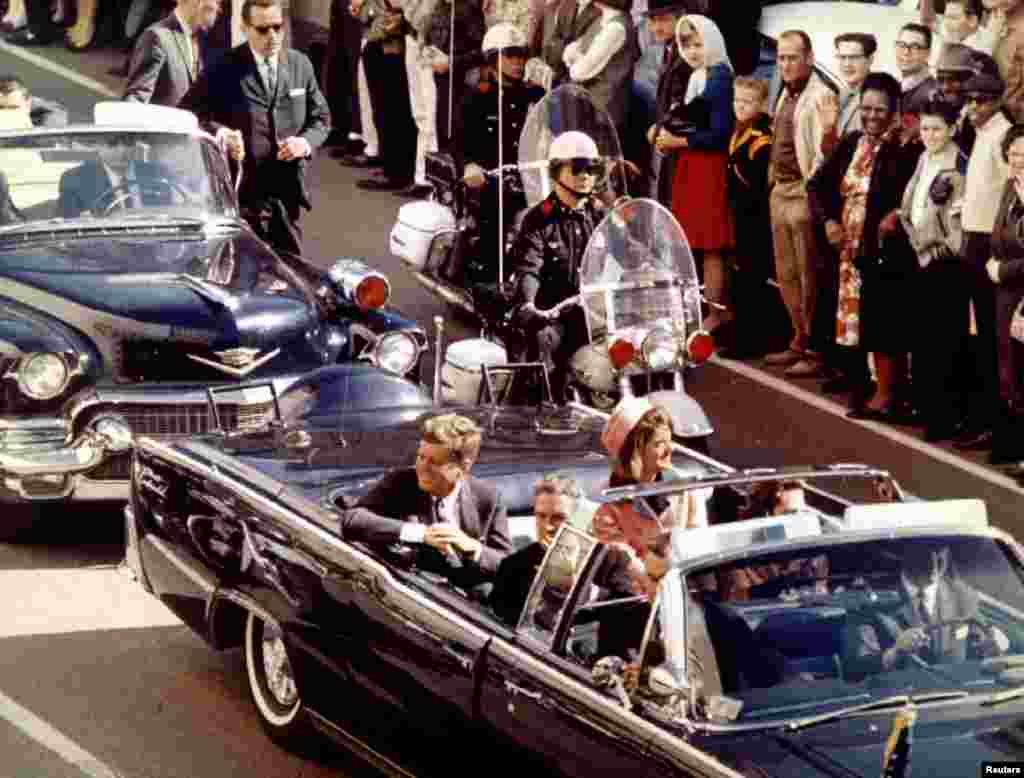 Predsjednik John F. Kennedy sa suprugom Jacqueline i guvernerom Texasa, John Connally sa suprugom Nellie, neposredno prije atentata, 22. novembar 2013.