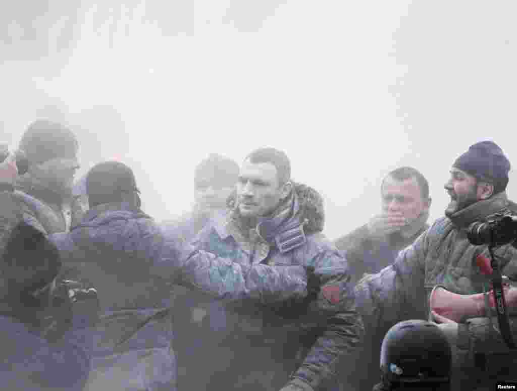 Vitalij Kličko među demonstrantima REUTERS/Gleb Garanich