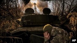 Військовий 24-ї механізованої бригади ЗСУ веде вогонь із гаубиці по російських позиціях біля Часового Яру, 13 листопада 2024 року