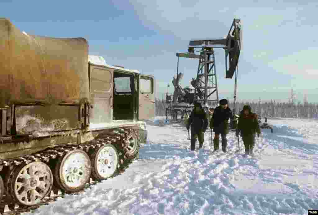 1986 рік: Світові ціни на нафту обвалилися – падіння з 27 до 10 доларів за барель. СРСР більше не може дозволити собі підтримувати слабку економіку своїх країн-сателітів