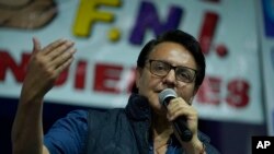 Эквадордун президенттигине талапкер Фернандо Вильявисенсио шайлоо өнөктүгүндө сүйлөп жатат. Бир нече мүнөттөн кийин аны атып кетишет. Кито шаары. 9-август, 2023-жыл.
