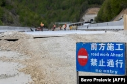 Građevinski radnici rade na novom autoputu koji povezuje grad Bar na jadranskoj obali Crne Gore sa susjednom Srbijom, u blizini Kolašina, 11. maj 2021.