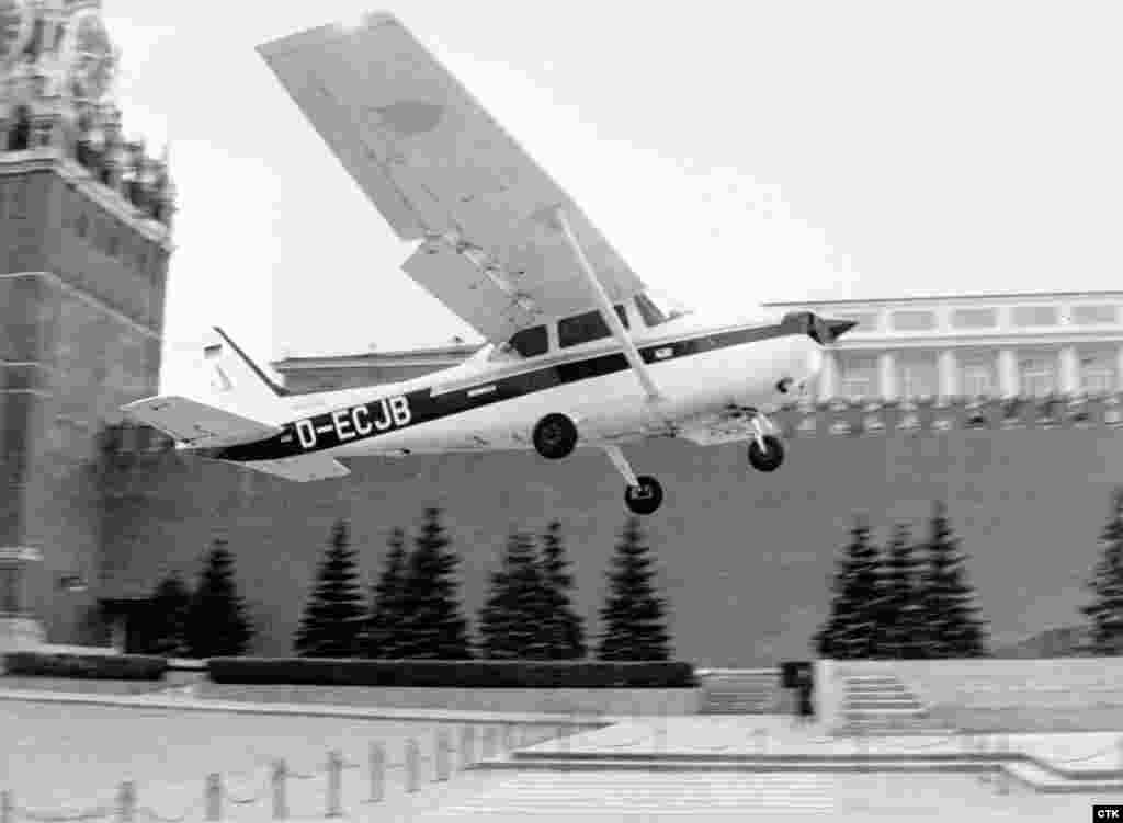 Травень 1987 року: Матіас Руст садить орендований літак «Сессна» на Червоній площі у Москві. Руст сподівався провести мирні переговори з Горбачовим. Горбачов використав цей оборонний провал, щоб здолати спротив військових своїм реформам 