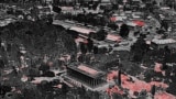 Görögországban közismerten forróak a nyarak, a klímaváltozás miatt azonban sokkal hosszabbak és súlyosabbak a hőhullámok, valamint gyakoribbá váltak az erdőtüzek is. A hőkamerás drónfelvételen Héphaisztosz temploma látható a görög fővárosban július 23-án