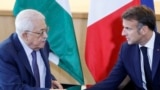 Fransiýanyň prezidenti Emmanuel Makron (sagda) we Palestin awtonomiýasynyň ýolbaşçysy Mahmud Abbas