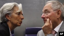 Ministri finansija Francuske i Njemačke, Christine Lagarde (L) i Wolfgang Schaeuble (D) prije sastanka ministara finansija eurozone u Luksemburgu, 20. juni 2011. godine