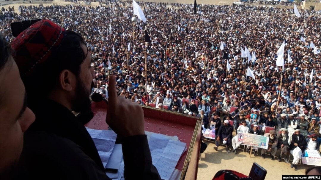 منظور پښتین د ټانک جلسې ته وینا کوي