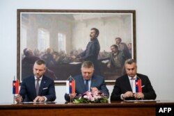 2023 წლის 11 ოქტომბერს სლოვაკეთის საპარლამენტო არჩევნების შემდეგ ახალი მმართველი კოალიციის შექმნის შესახებ შეთანხმების ხელმოწერა. ცენტრში – რობერტ ფიცო.
