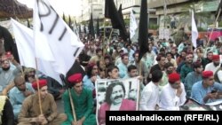  پښتون ژغورنې غورځنګ د علي وزیر او نورو بندي غړو لپاره د فبرورۍ له ۱۳مې په کراچۍ کې د سیند اسمبلۍ مخې ته پرلت وهلی دی.انځور له ارشيفه