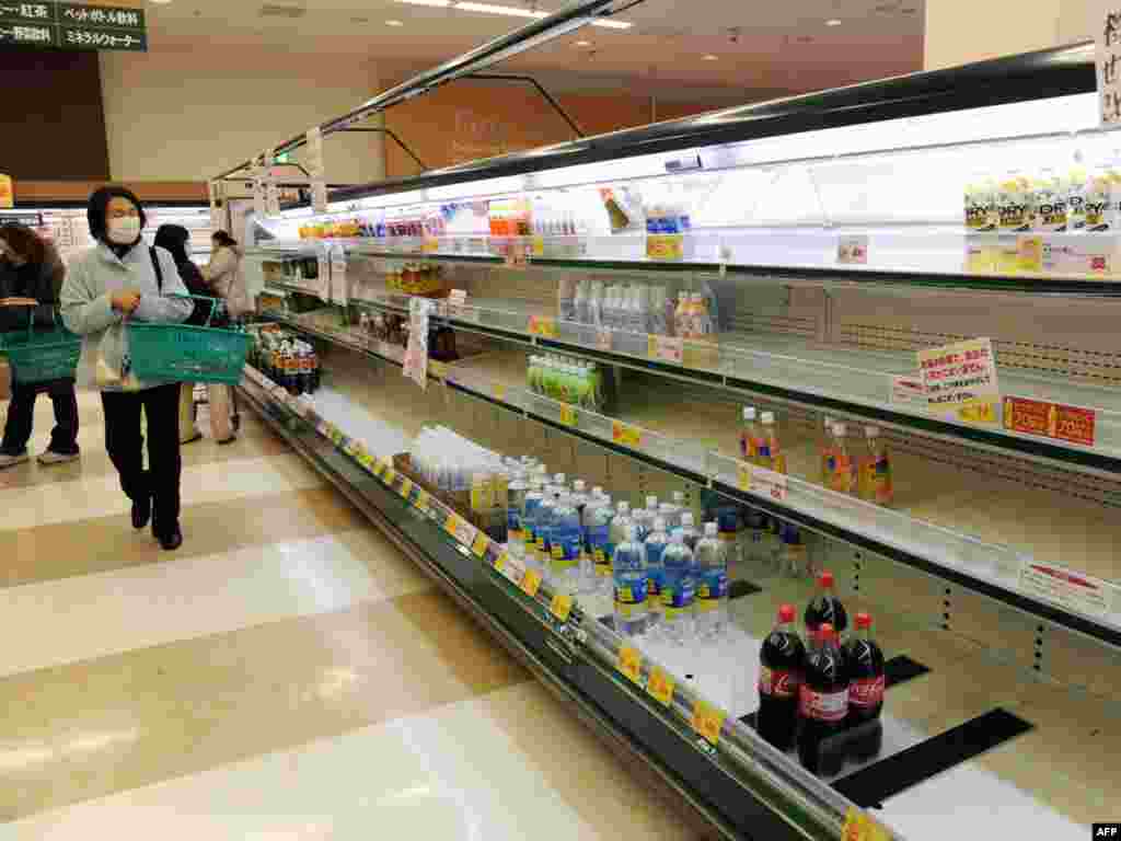 Rusija - Zbog dramatičnih dešavanja u Japanu, straha od nuklearne katastrofe, ljudi u gradu Akita panično kupuju vodu i hranu, 15.03.2011. Foto: AFP