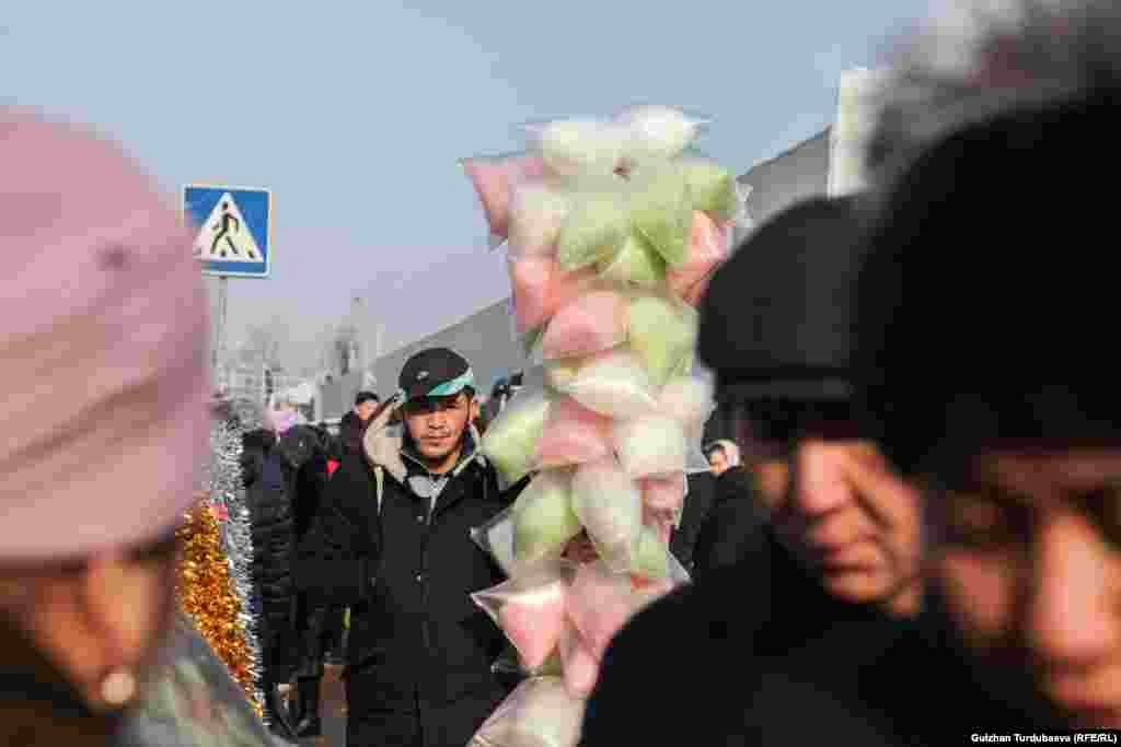 Балдар үчүн жаңы жылдык белектердин орточо баасы 1500 сом болду. 