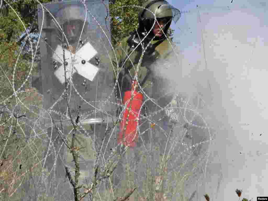 Njemačke snage KFOR-a na graničnom prelazu Jarinje, 27.09.2011. Foto: Reuters