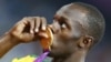 Usian Bolt slavi zlatnu medalju u pobjedi na 200 metara 9. avgusta 2012. godine 