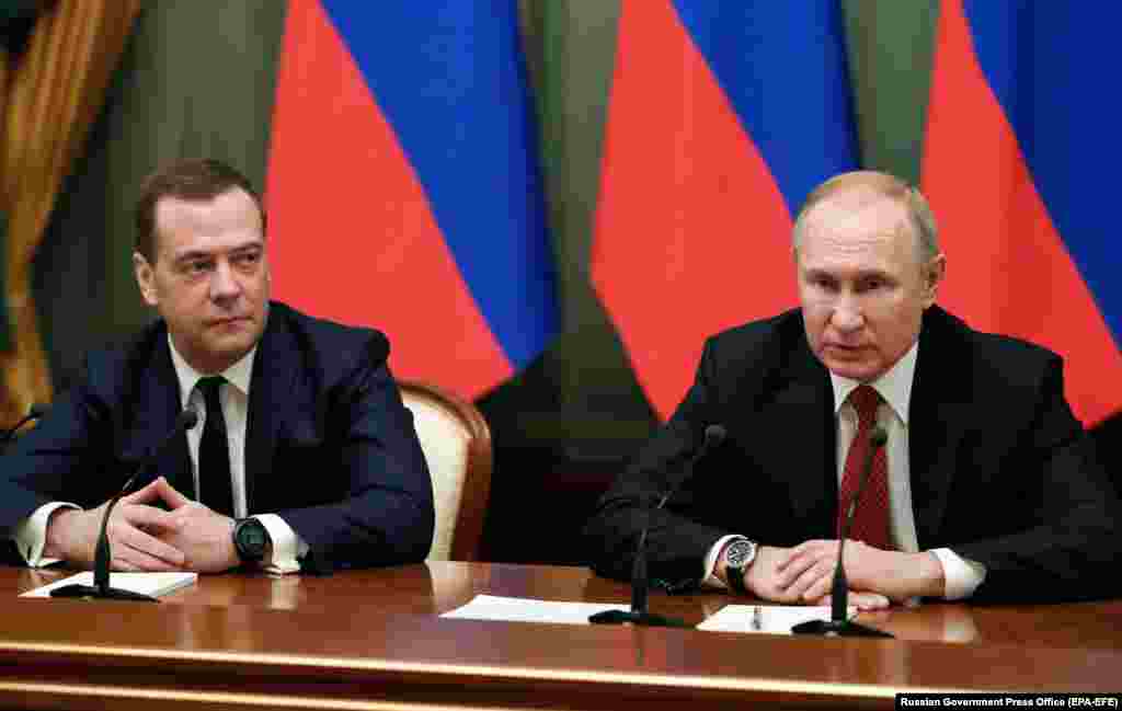Putin i Medvedev susreću se sa članovima vlade u Moskvi, 15. januara, 2020. Putin je iskoristio svoj godišnji govor obraćanja naciji, “stanje nacije”, da pozove na referendum povodom velikih ustavnih promjena koje bi osnažile moć parlamenta prije nego se 2024. završi njegov mandat. Nekoliko sati kasnije, Medvedev i njegov kabinet su podnijeli ostavke.