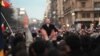 Regele Mihai I, întâmpinat de bucureșteni pe B-dul Magheru, după 45 de ani de exil. Aici, Regele a urcat pe capota mașinii ca să îi salute. Reuters estima că pe străzi au ieșit atunci circa un milion de oameni. Ca la Revoluție. Sau ca la marele protest de după Colectiv. 