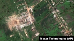 Супутниковий знімок Maxar Technologies: 40-метровий кратер і зруйновані будівлі в селі Довгеньке на Харківщині, на північний захід від Слов’янська, 6 червня 2022 року