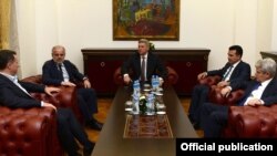 Во Кабинетот на претседателот Ѓорге Иванов се одржа средба на која присуствуваа Заев, Џафери, Груевски и Ахмети