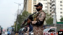 سرباز پاکستانی در هنگام تدابیر امنیتی شدید در این کشور