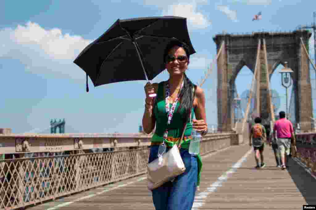Žena sa kišobranom na mostu u Brooklynu, New York