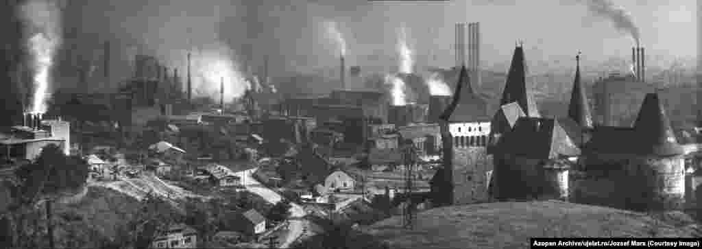 Szocs kaže da je, za njega, slika koja najviše izdvaja iz hiljada koje je pregledao ova panoramska fotografija industrijskog krajolika oko dvorca Corvin. &quot;To je bio dvorac porodice kralja Mateja iz Ugarske,&quot; kaže Szocs. &quot;Danas ništa od toga nije ostalo. Cijeli industrijski kompleks oko dvorca srušen je nakon 2000. godine.&quot;