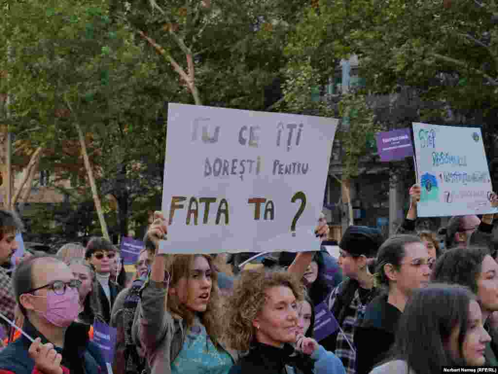„Ieșim la marș pentru a promova o cultură a respectului și a consimțământului, în care învățăm să respectăm limitele celor din jur, să prețuim egalitatea de gen și diversitatea oamenilor”, transmite Rețeaua VIF.